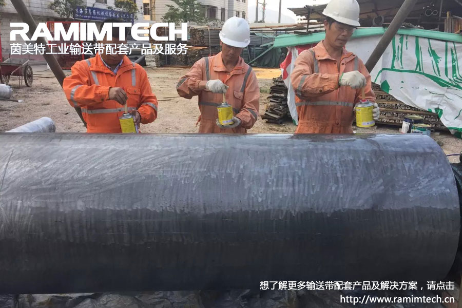 1451100383198182.jpg 茵美特滾筒包膠正在涂刷清洗劑.jpg