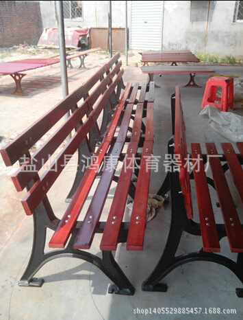 整裝待發的椅子